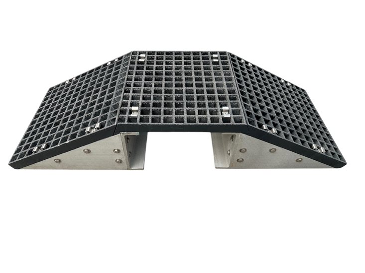 Przejście nad dużymi rurami