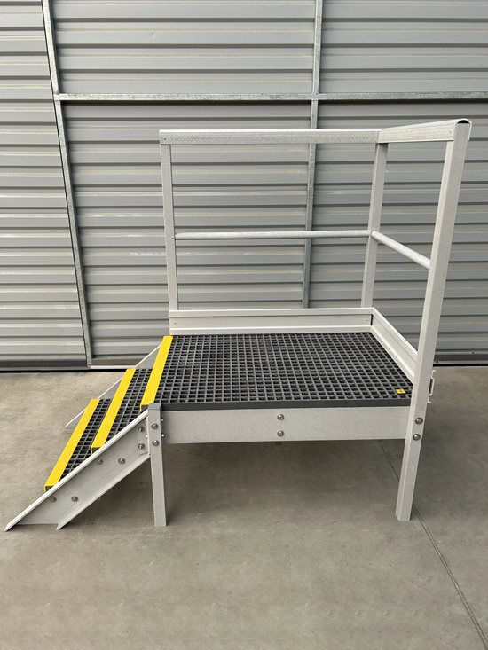 schody dostępowe do biur kontenerowych