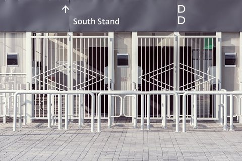 barierki przed stadionem